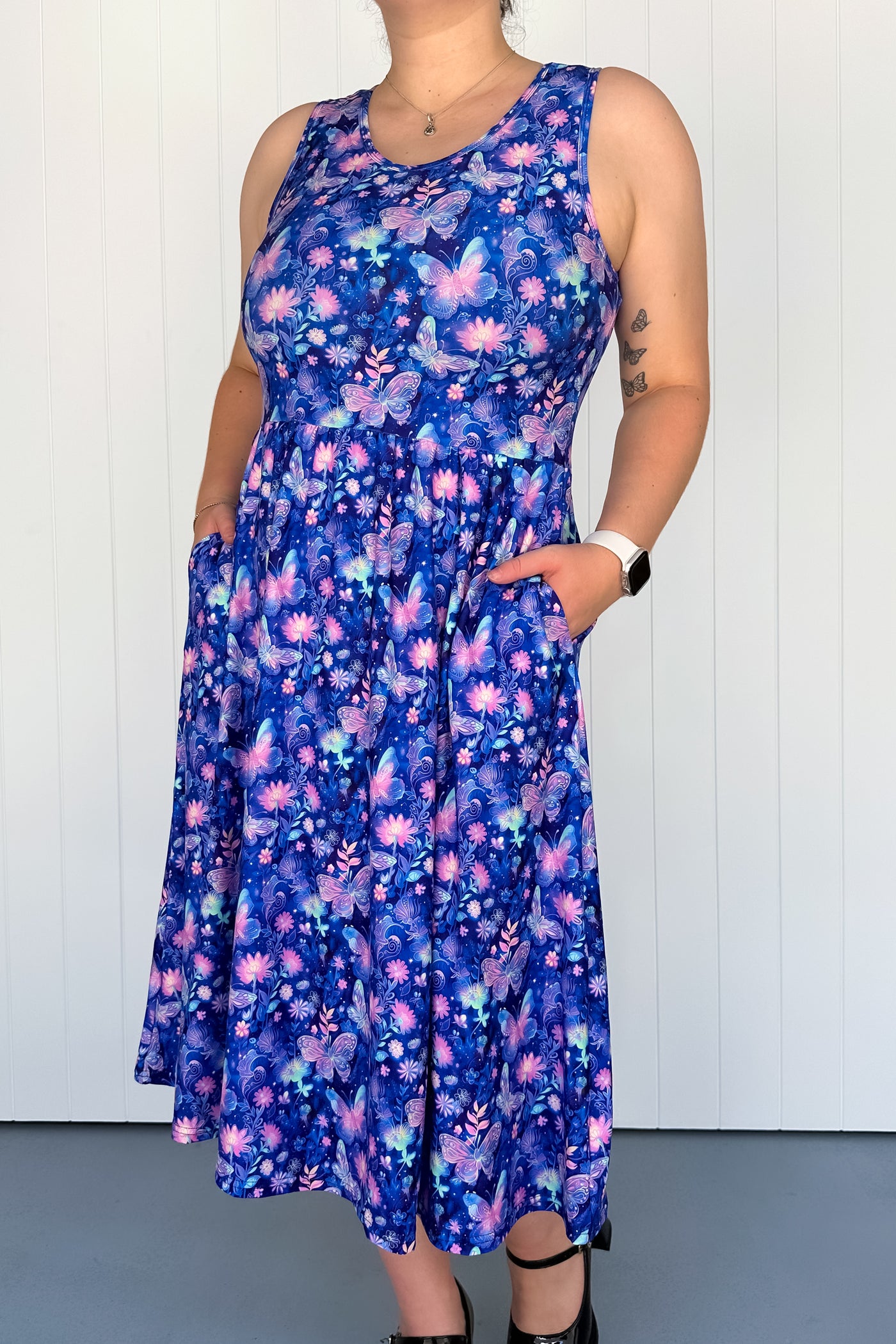 Enchanting Floral Escape - Sleeveless Midi Dress - Pockets