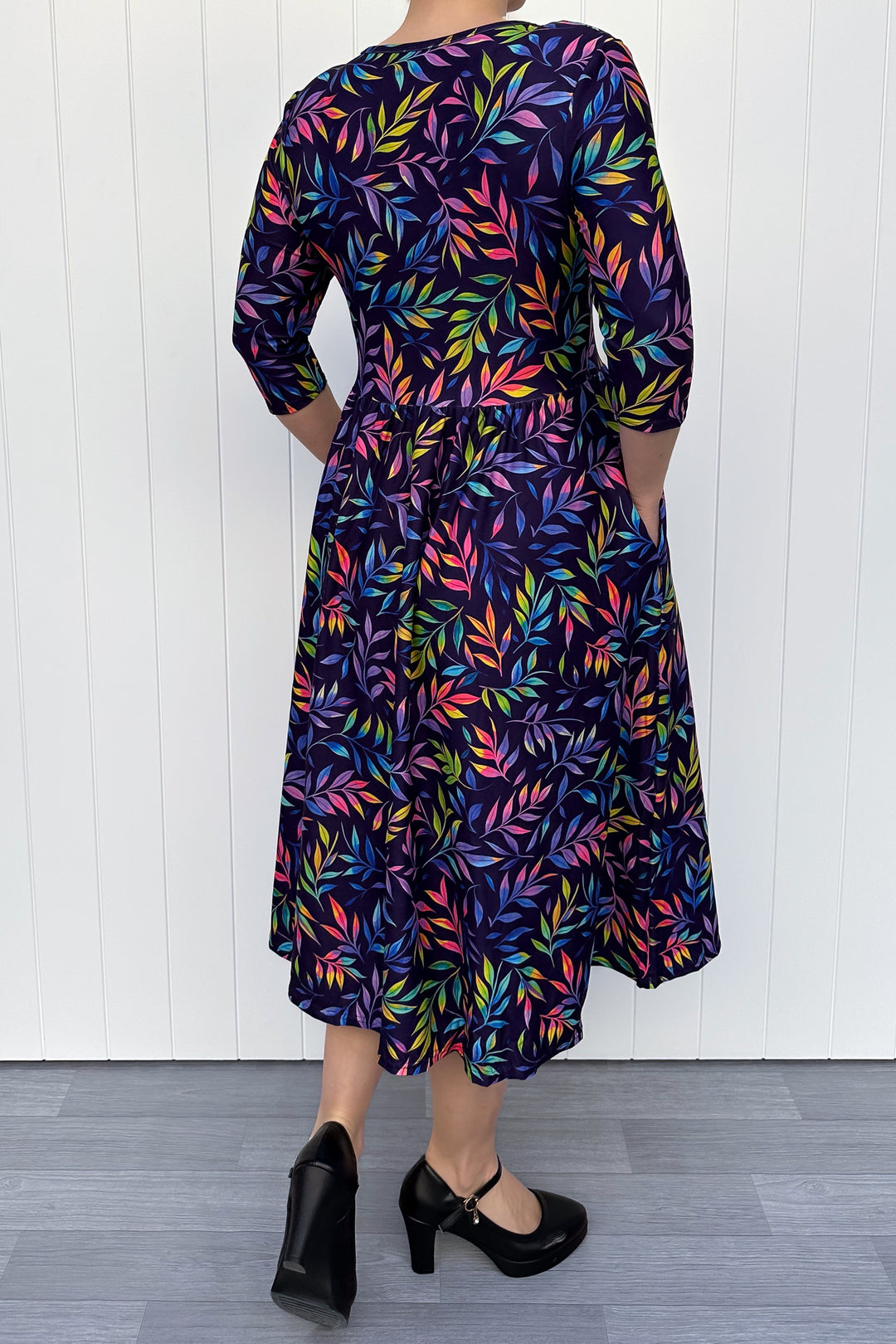 Glow Vine - Midi Dress - 3/4 Sleeve - Pockets