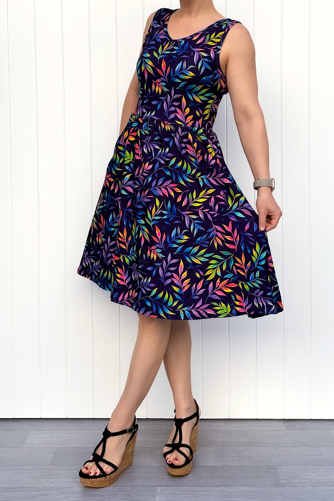 Glow Vine - Sleeveless Knee Length Dress - Side Pockets