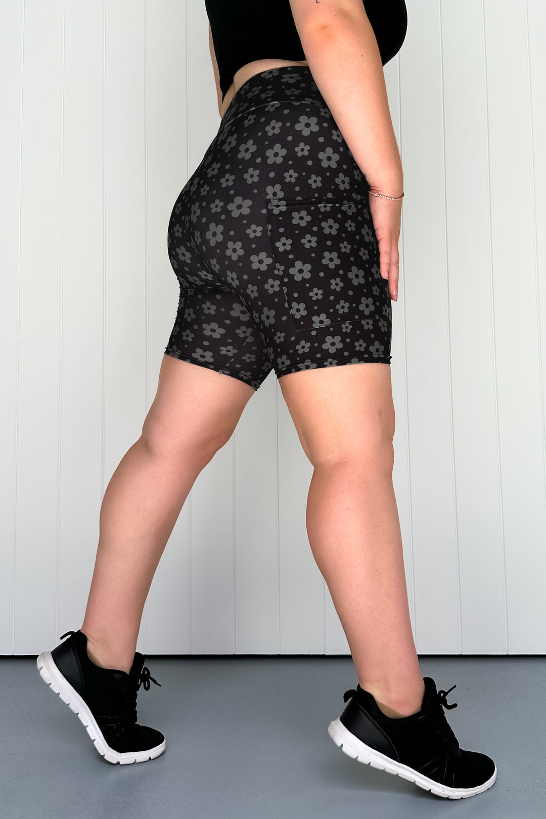 Black Daisy Confetti - Casual - Mid Shorts - Pockets