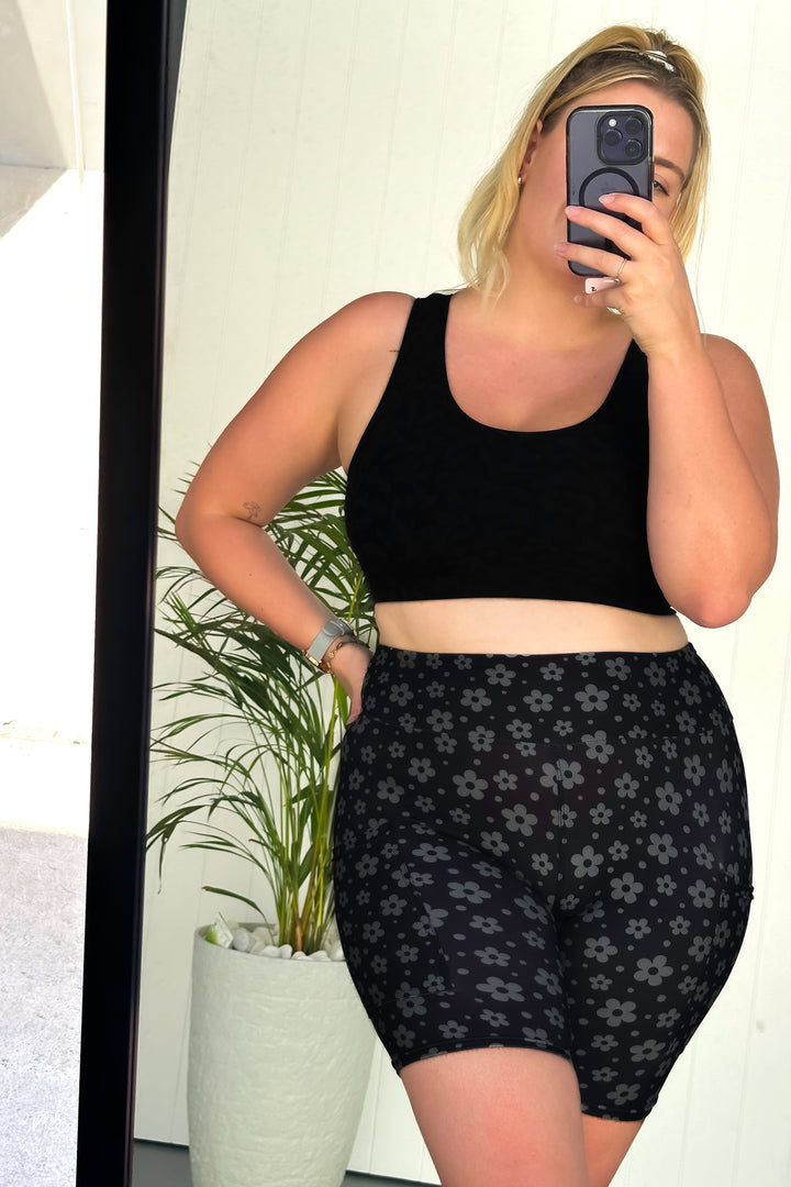Black Daisy Confetti - Casual - Mid Shorts - Pockets